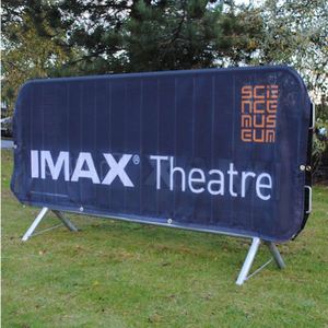 ผ้าคลุมรั้วกั้นแบบกำหนดเอง ทำจากผ้าตาข่ายไวนิล PVC สำหรับงานกีฬา ควบคุมฝูงชน - Product Image 4