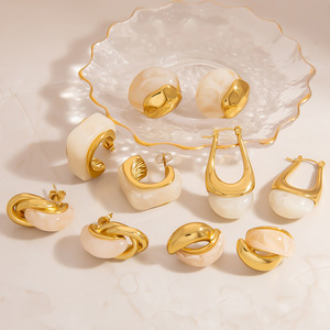 Pendientes Huggie de Resina Geométrica en Forma de Arco, Color Oro 18K, Poste de Acero Inoxidable, Diseño Simple y Moderno - Product Image 4