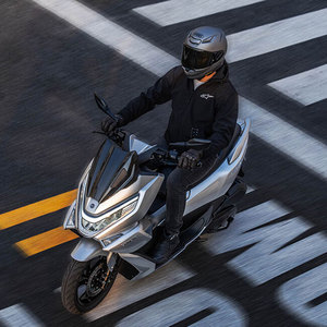 รถ<span class=keywords><strong>มอ</strong></span>เตอร์ไซค์สกู๊ตเตอร์ CFMOTO 150SC สี<span class=keywords><strong>เงิน</strong></span>พร้อมเคลือบเรืองแสง - รุ่นแฮนด์บาร์ - Product Image 2
