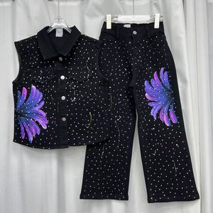 Conjunto Vaquero Juvenil GX-2026: Conjunto <span class=keywords><strong>de</strong></span> <span class=keywords><strong>Mezclilla</strong></span> <span class=keywords><strong>con</strong></span> Flores para Niñas - <span class=keywords><strong>Blusa</strong></span> <span class=keywords><strong>Negra</strong></span> <span class=keywords><strong>con</strong></span> Cuentas y Estampado Salpicado, Pantalones Anchos y <span class=keywords><strong>Falda</strong></span> - Product Image 1