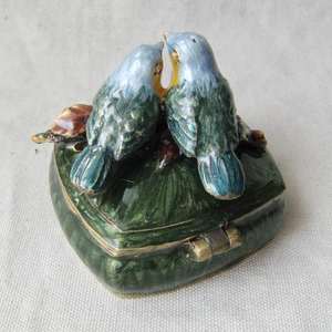 Античная латунная зеленая эмалированная вручную металлическая шкатулка для ювелирных изделий с красивым декором птицы на крышке в квадратной форме из цинкового сплава - Product Image 3