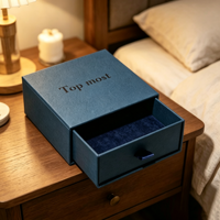Boîte cadeau bleu marine avec logo personnalisé, insert doublé de tissu et impression noire pour la vente au détail de cosmétiques et d'accessoires