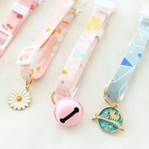 Có Thể Điều Chỉnh Thiết Kế Sang Trọng Polyester Mèo Con Chó Cổ Áo Hoa Mặt Dây Chuyền Vòng Cổ Phụ Kiện Nhanh Chóng Phát Hành An Toàn Khóa Mềm In - Product Image 5