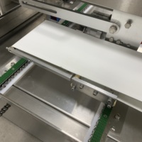 Machine d'agencement de biscuits et de snacks, équipement de chargement, de tri et de placement de plateaux à commande servo, système de ligne de production alimentaire pour boulangerie