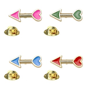 Broches en métal en gros, nouvelles broches miniatures en forme de cœur et de flèche de dessin animé pour accessoires vestimentaires de couple, souvenirs, épingles de revers de costume - Product Image 1