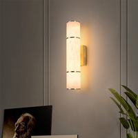 Applique murale LED verticale moderne en albâtre avec base en métal doré pour chambre, balcon, salon – Lampe décorative d'intérieur