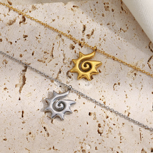 Collar con Colgante de Sol en Espiral Personalizado, Chapado en Oro de 18K, Acero Inoxidable, Amuleto Minimalista con Diseño de Rayos de Sol, Joyería Única de Energía <span class=keywords><strong>Solar</strong></span> - Product Image 3