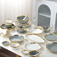 Service de table élégant en céramique plaqué or avec assiettes rondes et ovales pour banquets de mariage et cadeaux de pendaison de crémaillère