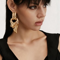 Boucles d'oreilles pendantes sculpturales abstraites plaquées or 18 carats, boucles d'oreilles en métal texturé irrégulier pour femmes, bijoux tendance