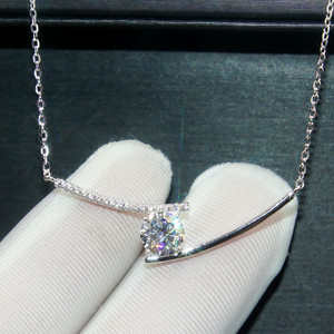 Collana con Pendente in Oro Bianco e Diamante, Taglio Brillante Rotondo, Montatura a Griffe, Gioielli Minimalisti da Sposa per Donna, Argento 925 Rodiato - Product Image 1