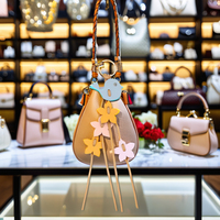 Charme de sac à main en cuir double faces inspiré de fleur d'oiseau personnalisé et accessoires de sac porte-clés de haute qualité