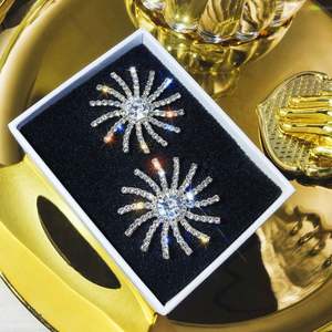 Pendientes de Diamantes para Mujer, Elegantes y Lujosos, Diseño de Girasol, Estilo Europeo Americano, Exagerados, de Aleación de Zinc Dorada, con Engaste de Bisel - Product Image 5