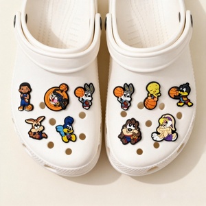 Ensemble de breloques pour chaussures sur le thème du basketball, breloques pour chaussures de personnages de dessins animés mignons, décoration de chaussures, breloques pour chaussures pour enfants, sandales, cadeaux pour fans - Product Image 1