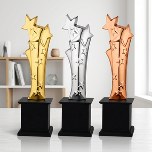 Trophée design étoile avec base en bois noir Modèle 749 Plaqué or Gravé pour les sports et les jeux Récompense durable en fonte - Product Image 1