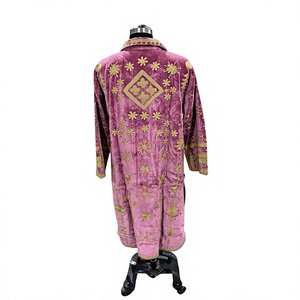 Manteau long bohème réversible en velours rose mauve brodé de fleurs Suzani, écoresponsable, avec travail Tilla de Kasmir rose poudré - Product Image 4