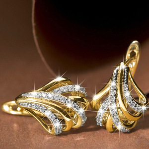 Orecchini a polsino a forma di foglia di ginkgo triangolare per donna, eleganti gioielli ispirati alla natura per tutti i giorni. - Product Image 2