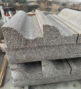 Bordure en granit gris moderne sablée, design en blocs pour allées de jardin, routes et parcs - Product Image 1