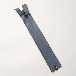 SBS # 7 Fermetures éclair invisibles à dents noires, à glissière réversible, avec bande réfléchissante bleue Iris Diamond, pour vêtements de scène, de fête et de mode - Product Image 1