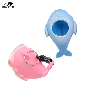 Protector de Boquilla de Dibujos Animados para Regulador de Respiración Aqua Tide, Repuesto de Buceo, Cubierta Protectora Secundaria para la Cabeza, Cubierta Antipolvo Luminosa con Colgante de Delfín - Product Image 2