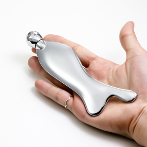 Outil <span class=keywords><strong>Gua</strong></span> <span class=keywords><strong>Sha</strong></span> 2-en-1 en alliage de zinc en forme de poisson, masseur rotatif à 360° pour les <span class=keywords><strong>yeux</strong></span>, grattoir liftant pour le visage, vente en gros - Product Image 1