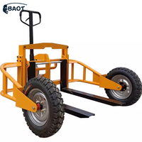 Chariot à palettes tout-terrain avec grandes roues, fourches réglables et pattes de support, capacité de 1T pour utilisation en intérieur/extérieur