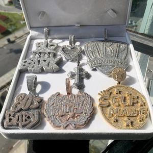 Neue Iced Out Bling CZ Buchstaben-Anhänger-Halskette Verschiedene Designs 5A Zirkon Zweifarbiger Anhänger Charm Herren Hip-Hop Schmuck - Product Image 1