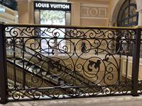 Rampe de balcon en fer forgé de luxe, design moderne artisanal, solution complète pour villa