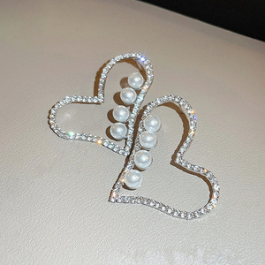 Orecchini a perno cavi a forma di cuore con perle per donna, gioielli creativi alla moda - Product Image 6