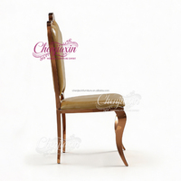 Chaises et tables de luxe en acier inoxydable de qualité supérieure, design moderne, durables, pour hôtels, événements extérieurs et mariages dorés.