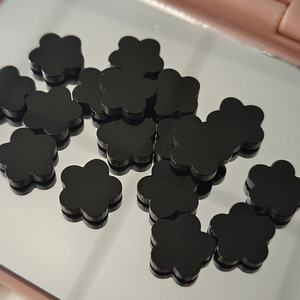 Piedra suelta de ágata ónix negra natural en forma de flor para la fabricación de joyas. - Product Image 3