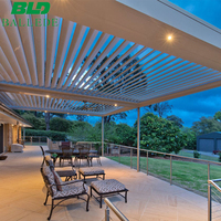 Pergola bioclimatique moderne en aluminium pour extérieur, porte coulissante en verre motorisée, tailles personnalisables, lamelles automatiques, luxe
