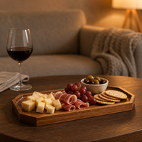 Planche à charcuterie en bois avec logo personnalisé et rebord surélevé pour la présentation de fromages, viandes et fruits, idéale pour les restaurants, hôtels, fêtes et traiteurs