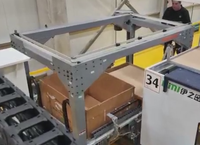 Robot élévateur de cargaison de palette déchargeant le produit de la machine de moulage par injection