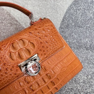 Sac à main élégant en cuir de crocodile avec rabat, fermeture à loquet pour plus de sécurité, design à poignée unique. - Product Image 4