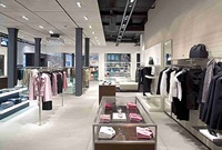 Aménagements de magasins de vêtements de mode, présentoirs et tables pour la décoration de boutiques