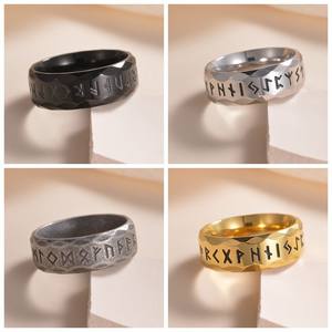 Anillo Nórdico <span class=keywords><strong>de</strong></span> Acero <span class=keywords><strong>de</strong></span> Titanio Chapado en Oro Real con Runas Vikingas Elder Futhark, Anillo <span class=keywords><strong>de</strong></span> Pareja con Letras Antiguas Vintage, Resistente al Deslustre - Product Image 2
