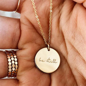 Collier pendentif populaire en forme <span class=keywords><strong>de</strong></span> disque « Be Still » Bijoux inspirés Plaqué or Acier inoxydable Bijoux personnalisés Gravure <span class=keywords><strong>de</strong></span> citation Collier avec phrase - Product Image 3