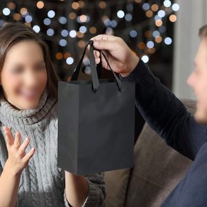 Sacs de luxe en papier d'art pour le shopping, les cadeaux, les bijoux et le vin, en gros, à prix abordable, taille personnalisée, en matériau recyclable, avec poignées personnalisables - Product Image 4