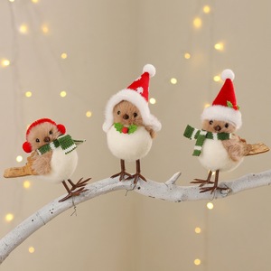 Vente en gros de décorations de Noël 2025, figurines d'oiseaux en peluche mignonnes avec mini-chapeaux et écharpes. - Product Image 1