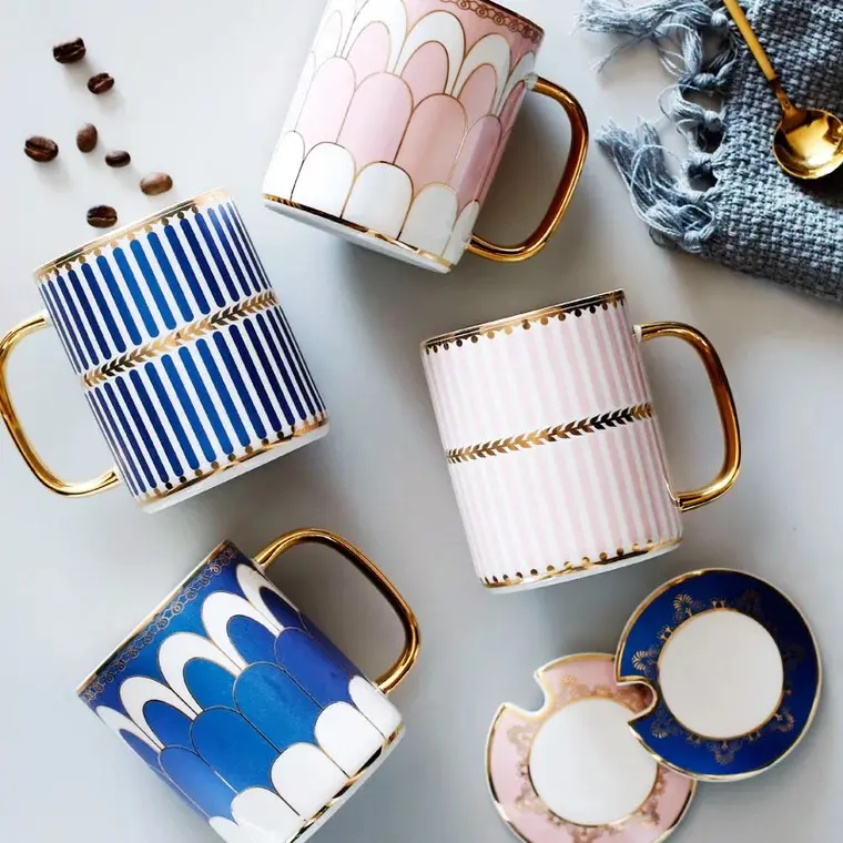 Regalo promozionale tazze da latte in gres da 11 once tazze da caffè in ceramica personalizzate in porcellana con coperchio e cucchiaio