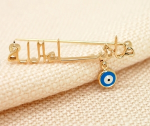 Broche árabe chapado en oro de 18K, Pin Mashallah de bendición musulmana con forma de ojo esmaltado, broche islámico de caligrafía con nombre árabe - Product Image 1
