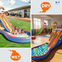 Structure gonflable combinée toboggan et trampoline sur le thème arc-en-ciel avec mur d'escalade, piscine à balles, jeu de lancer d'anneaux et jeu de basket-ball pour enfants, idéale pour les fêtes en extérieur dans le jardin