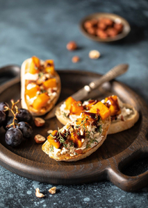 PROMOTION Plateau alimentaire rond en bois à compartiments, Assiette <span class=keywords><strong>de</strong></span> présentation en bois <span class=keywords><strong>de</strong></span> chêne foncé pour aliments et salades avec poignées - Product Image 5