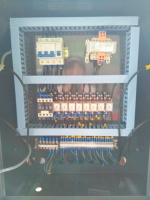 Machine de serrage de cadre de montage pneumatique pour porte de placard