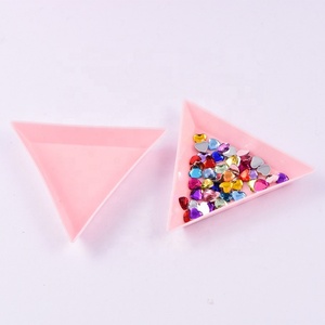 Oleeya – Lot de 10 plateaux triangulaires en plastique colorés pour la création de bijoux en strass et le nail art - Product Image 4