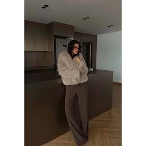 Trench réversible en fourrure Rufina beige, imperméable, en laine, avec tissu tissé teint, doté d'un matériau durable et élégant - Product Image 3