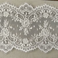 Chantilly-Spitzenborte aus Kettengewirktem Stoff ohne Stretch mit Blumenmuster und Wimpernrand für Dessous, Brautkleider und Bekleidung