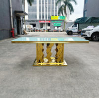 Table à manger rectangulaire en verre sur mesure avec base en acier inoxydable doré à motif écailles de poisson pour événements et fêtes - Fabricant direct