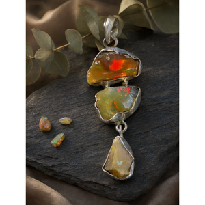 Pendentif triple pierre en opale éthiopienne brute : Un trio radieux de l'art de la nature - Product Image 3