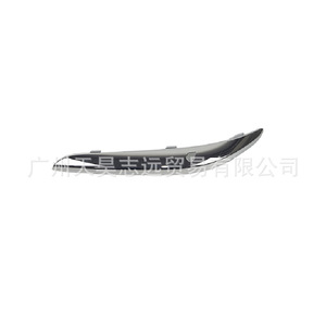 Bande de garniture de pare-chocs avant chromée Chrysler 300C 68146905AA Côté droit - Product Image 4